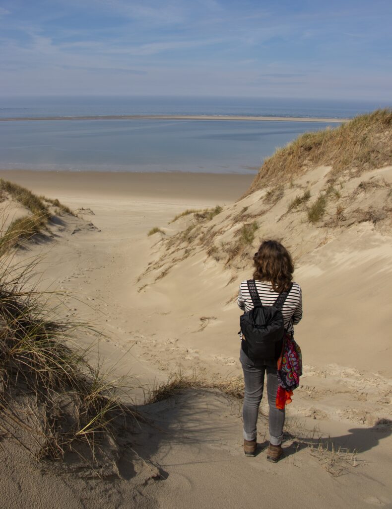 Adriënne Naron in de duinen, uitkijkend op de zee