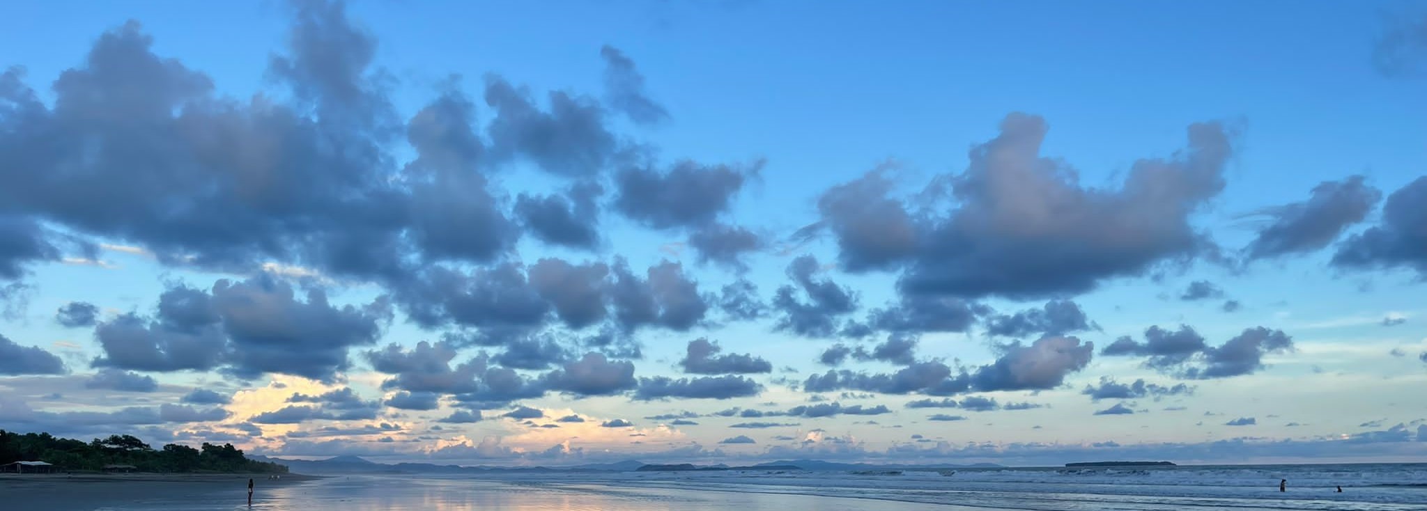 Foto van wolken met in de verte ondergaande zon