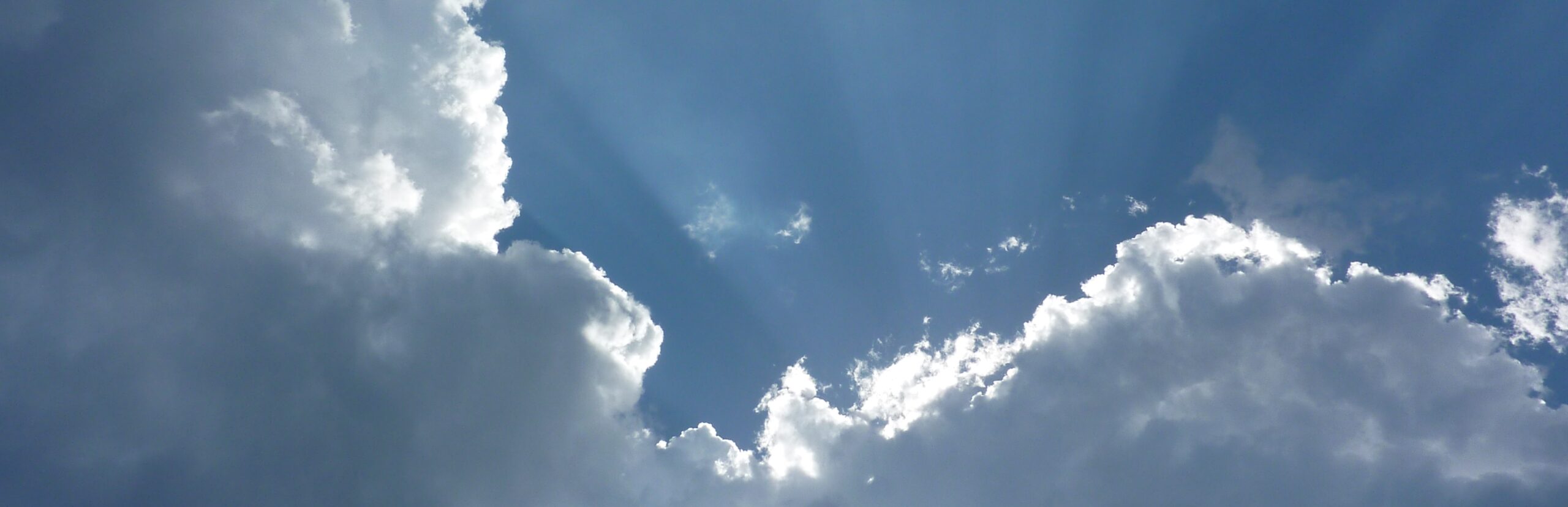 Een grote wolk waarachter de zon schijnt
