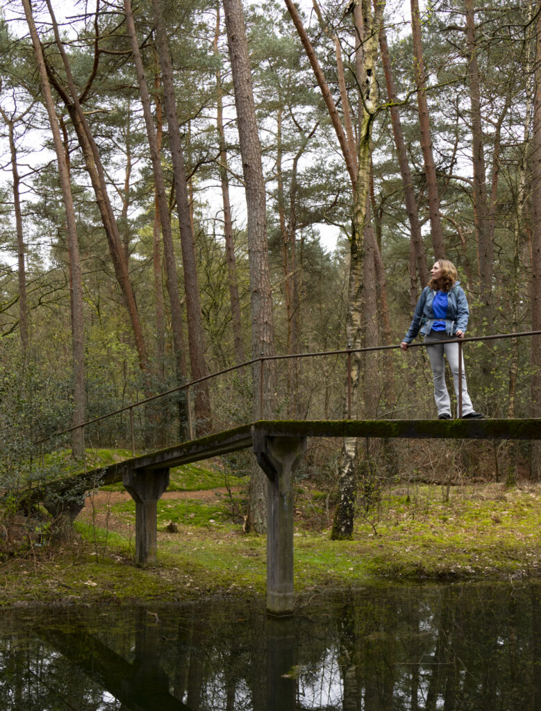 Adriënne Naron op loopbrug over water