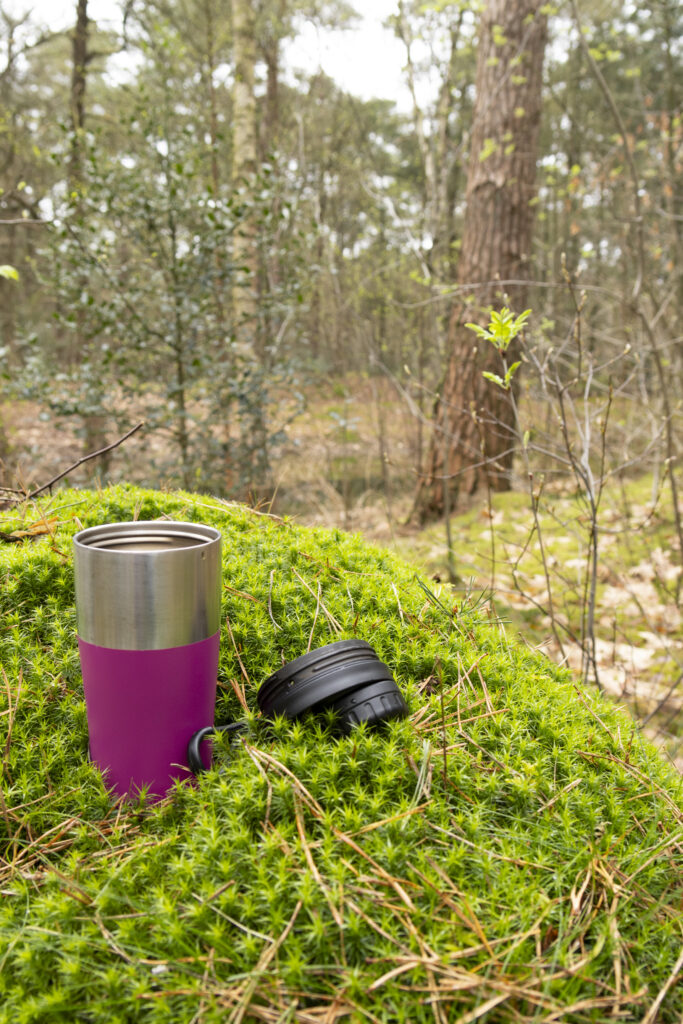 Foto van een mok in het bos