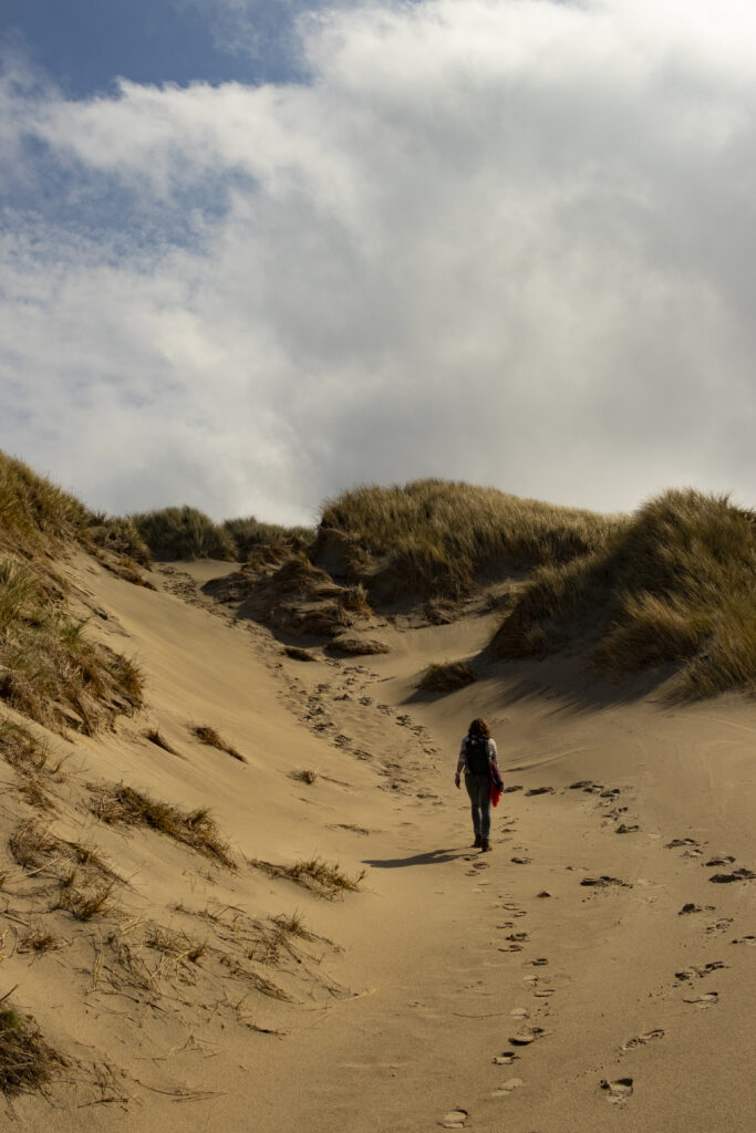 Adriënne Naron wandelt omhoog de duinen in